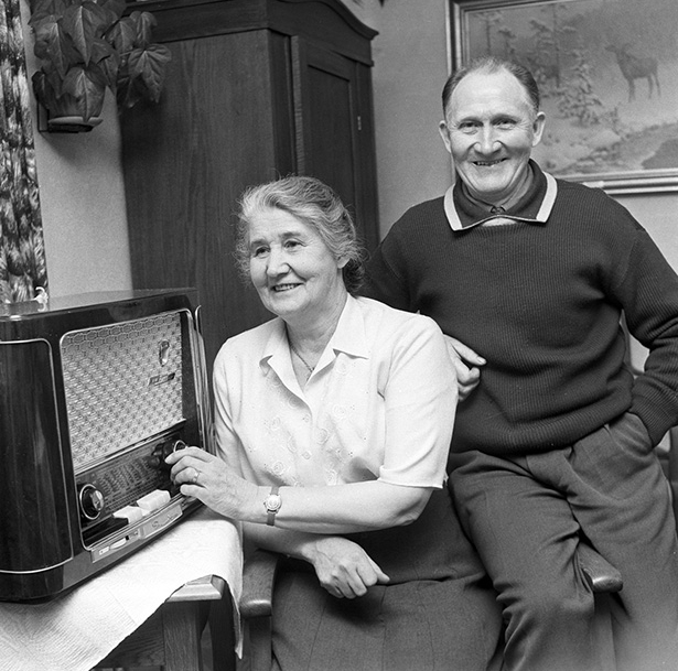 Emma Olsson, Sälen, Janne Stefanssons mor vid radion tillsammans med maken Stefan Olsson, porträtt, 22/2 1960