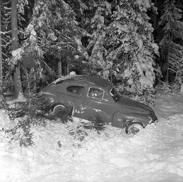 Trafikolycka, Volvo som vurpat på vägen Rättvik- Mora, 12/12 1959