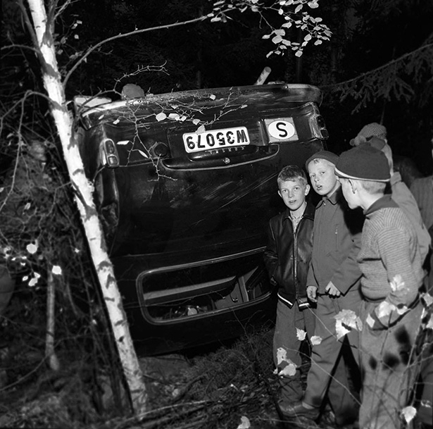 Solleröbil åker in i skogen, Grycksbovägen, reportage, 7/10 1957
