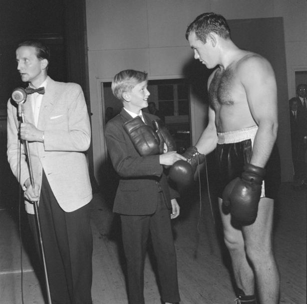 Ingemar Johansson på Exercishuset (Exhuset) i Falun oktober 1958. Anders Lindström vann boxhandskar på entrébiljetten.