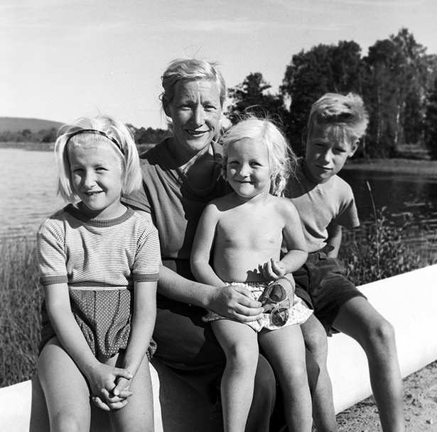 Stina Andersson från Kristinehamn med familj, 1955