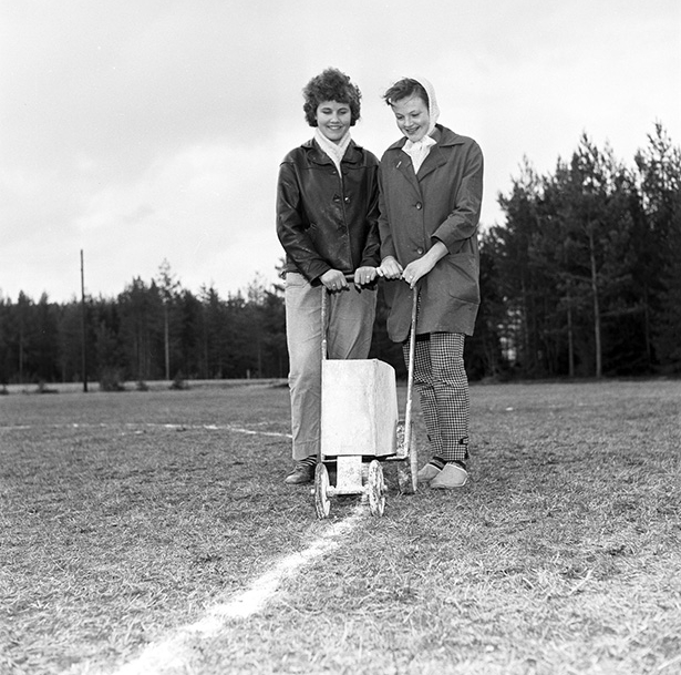Amsberg får FK-boll, fotbollsreportage,20/5 1958