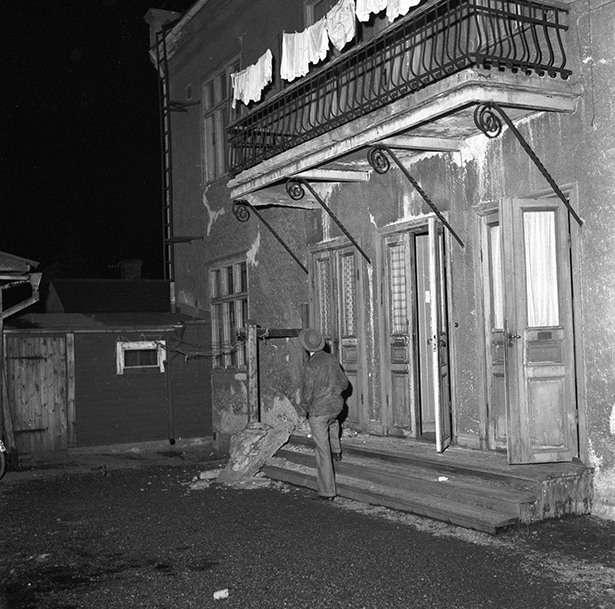 Balkongolycka på Trotsgatan, Falun, reportage, 14/4 1958