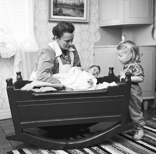 Annie Eriksson, hemvårdarinna, Ludvika, hos familjen Björnhager, Håksberg, reportage, 14/4               1958