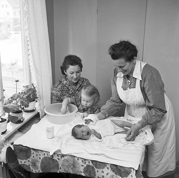 Annie Eriksson, hemvårdarinna, Ludvika, hos familjen Björnhager, Håksberg, reportage, 14/4               1958
