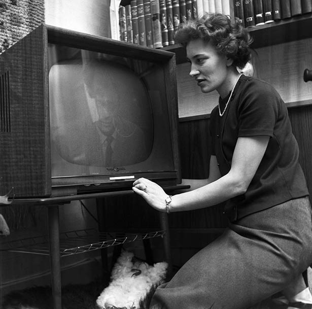 Kerstin Jernberg i hemmet framför tv.n, porträtt, 22/2 1960