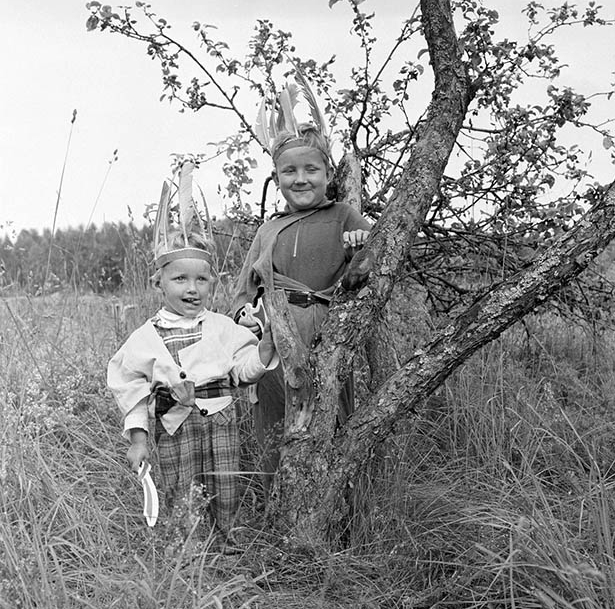 Risberg Rune:s barn i indiankostym porträtt, 28/7-57