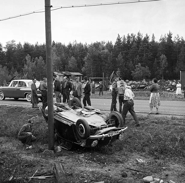 Trafikolycka, bilvurpa vid Bergsgården, 30/1 1960