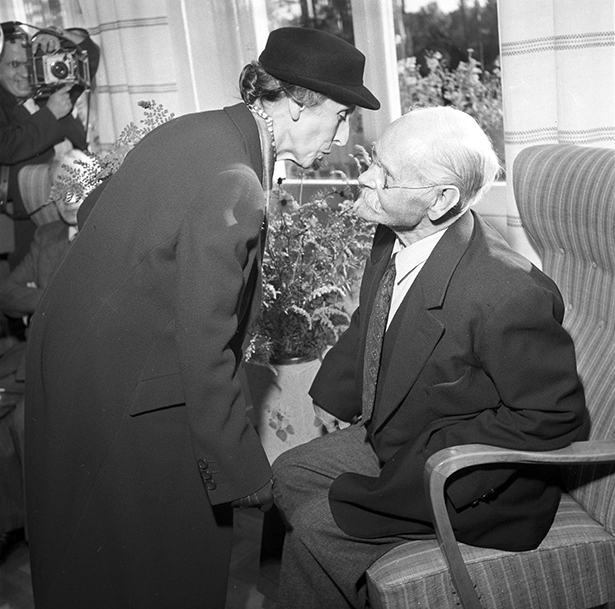 Kungens Eriksgata 1953. Drottningen besöker pensionärshemmet
